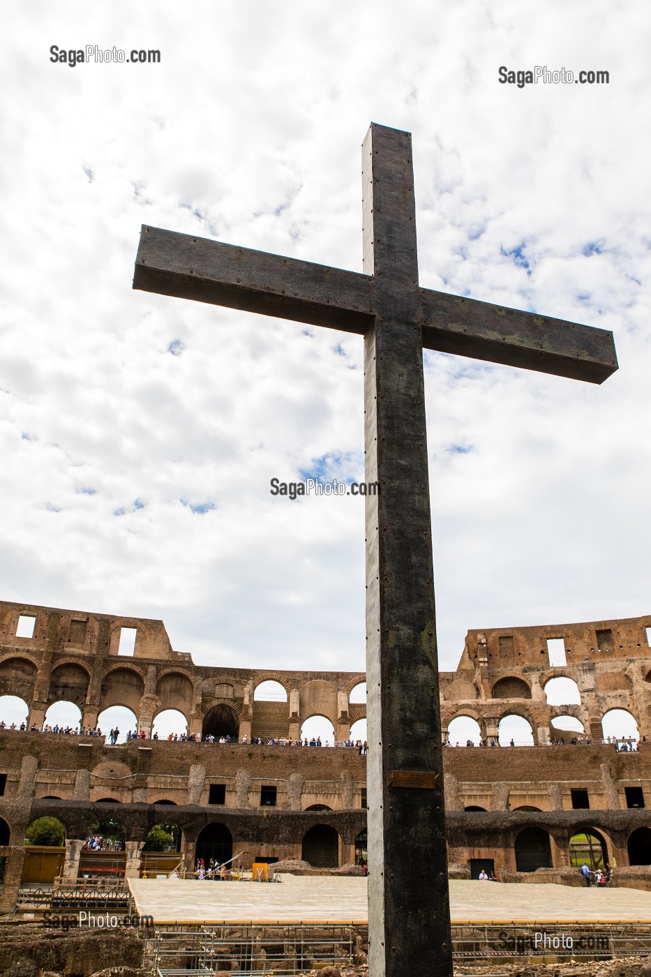 CROIX CHRETIENNE, COLISEE, AMPHITHEATRE DE LA ROME ANTIQUE, ROME, ITALIE, EUROPE 