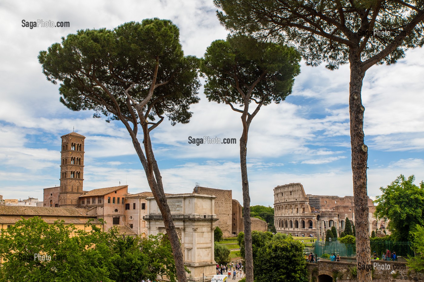 BASILIQUE SANTA FRANCESCA ROMANA, ARC DE TITUS ET COLISEE DANS LE PALATIN, BASILICA DI SANTA FRANCESCA ROMANA, ARCO DI TITO ET COLOSSEO, ROME, ITALIE, EUROPE 