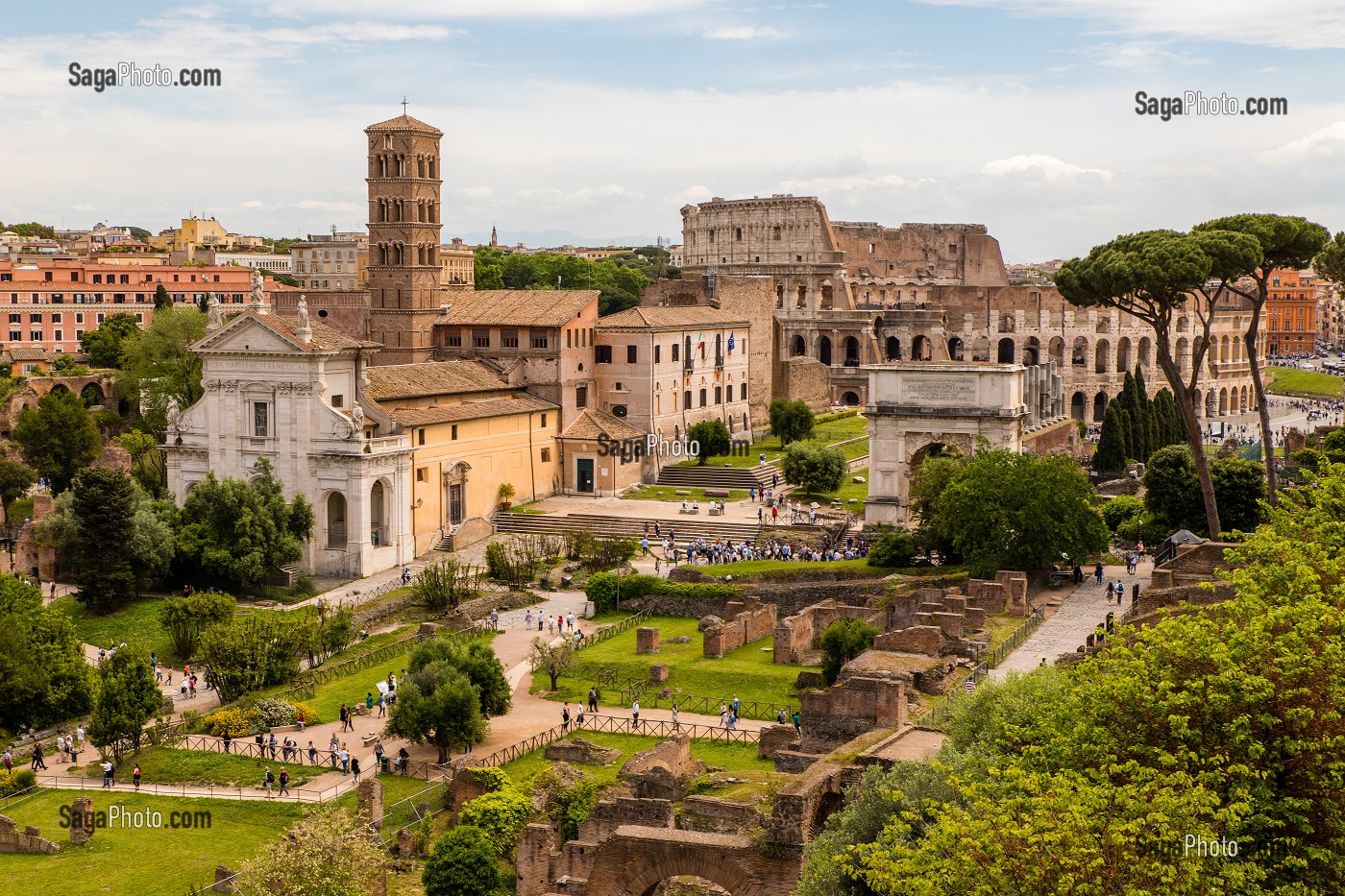 BASILIQUE SANTA FRANCESCA ROMANA, ARC DE TITUS ET COLISEE DANS LE PALATIN, BASILICA DI SANTA FRANCESCA ROMANA, ARCO DI TITO ET COLOSSEO, ROME, ITALIE, EUROPE 
