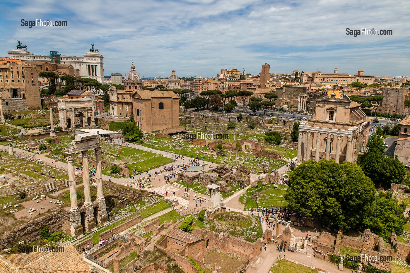 TEMPLE DES DIOCURES, BASILIQUE JULIA, BASILICA GIULIA, COLONE DE PHOCAS, ARC DE SEPTIME SEVERE, CURIE JULIA, EGLISE SANTI LUCA E MARTINA, TABULARIUM, RUE SACREE, VIA SACRA DANS LE PALATIN, ROME, ITALIE, EUROPE 