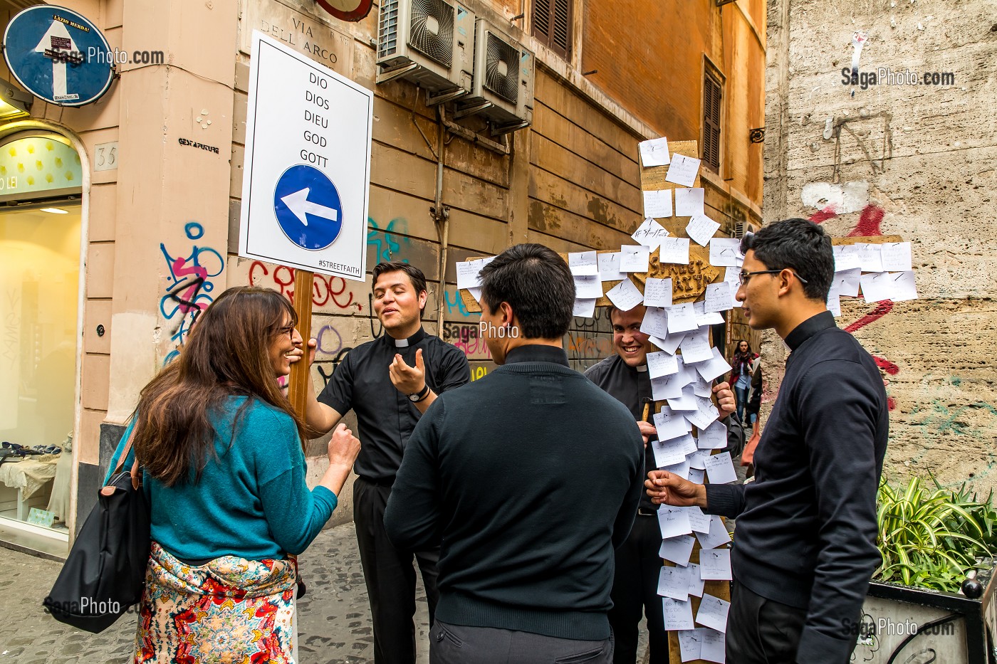 SEMINARISTES PROPOSENT DES PRIERES D'INSCRIRE DES PRIERES SUR UNE FEUILLE DE PAPIER, ROME, ITALIE, EUROPE 