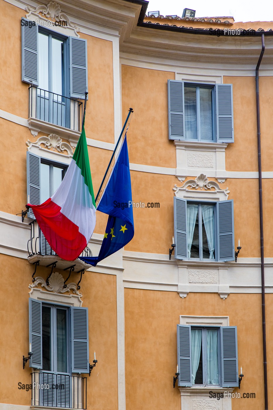 DRAPEAU ITALIEN ET EUROPEEN, ROME, ITALIE, EUROPE 