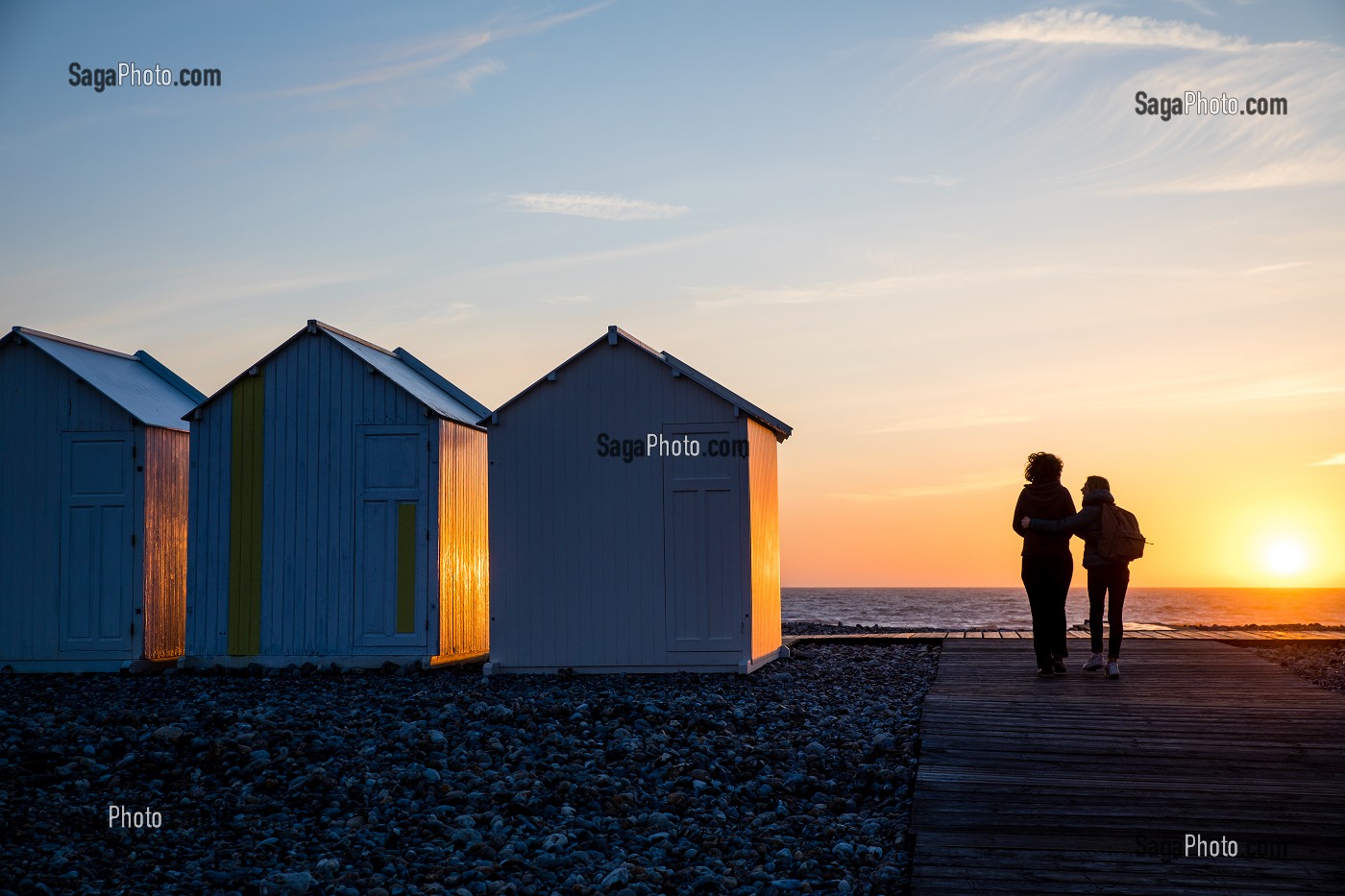 MERE ET FILLE SUR LA PLAGE DE CAYEUX SUR MER, (80) SOMME, PICARDIE, HAUTS-DE-FRANCE, FRANCE 