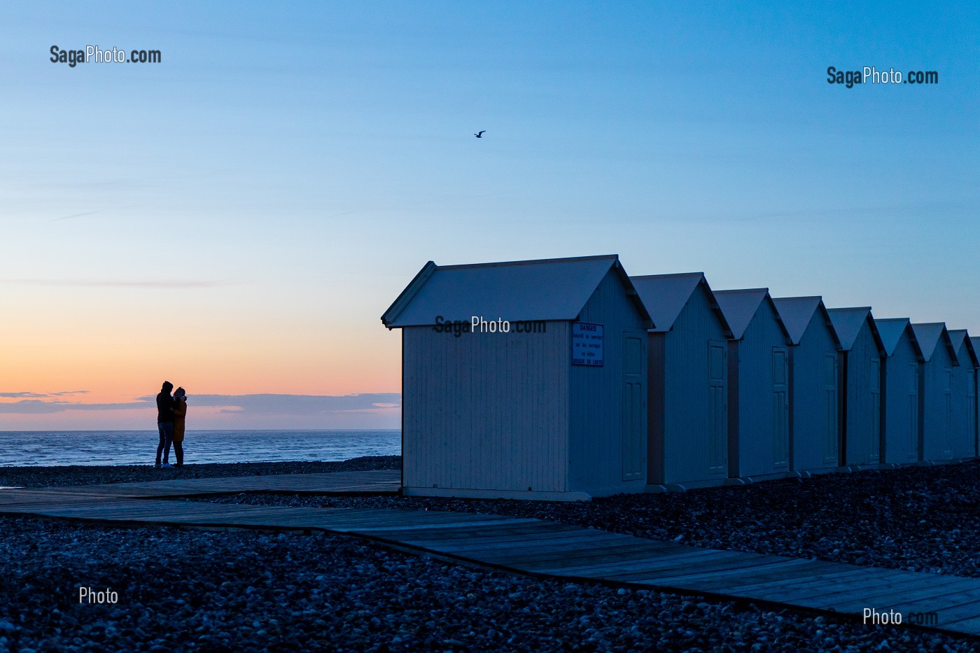 COUPLE DANSANT SUR LES PLANCHES, COUCHE DE SOLEIL, PLAGE DE CAYEUX SUR MER, (80) SOMME, PICARDIE, HAUTS-DE-FRANCE 