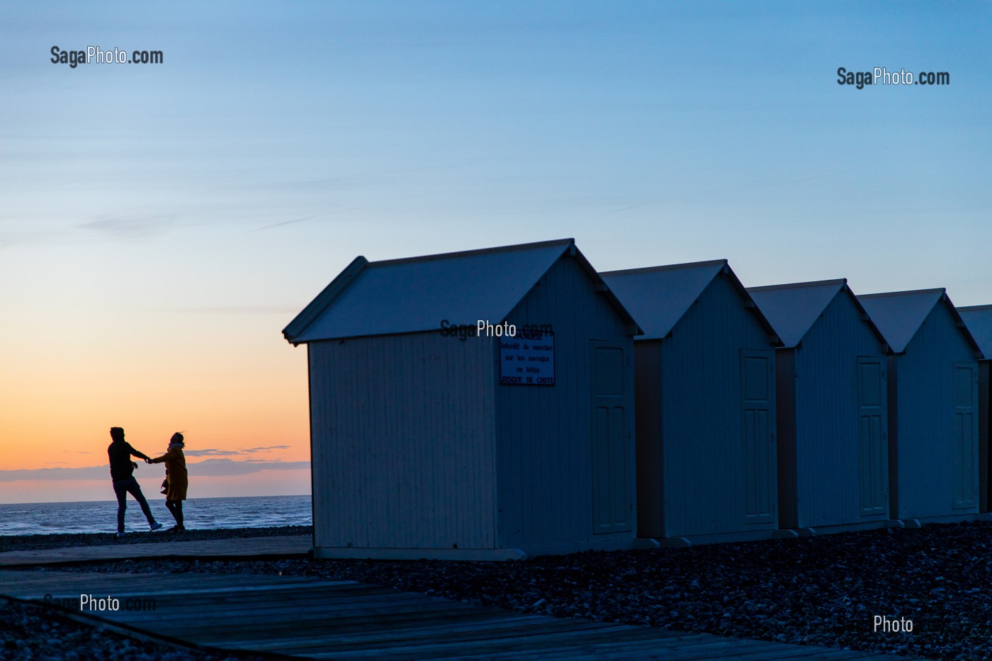 COUPLE DANSANT SUR LES PLANCHES, COUCHE DE SOLEIL, PLAGE DE CAYEUX SUR MER, (80) SOMME, PICARDIE, HAUTS-DE-FRANCE 