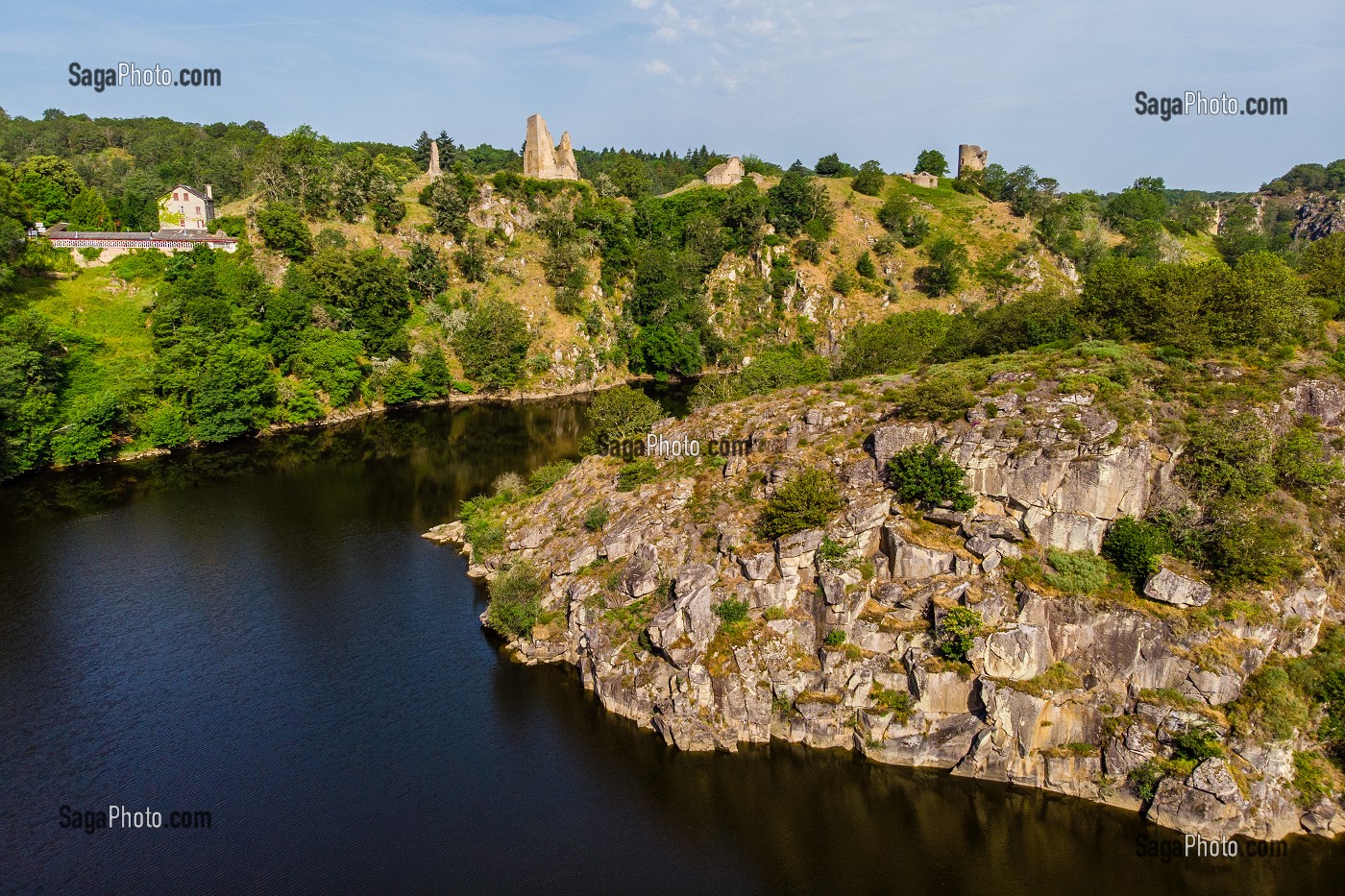 LA CREUSE ET FORTERESSE MEDIEVALE DE CROZANT, (23) CREUSE, LIMOUSIN, NOUVELLE AQUITAINE, FRANCE 