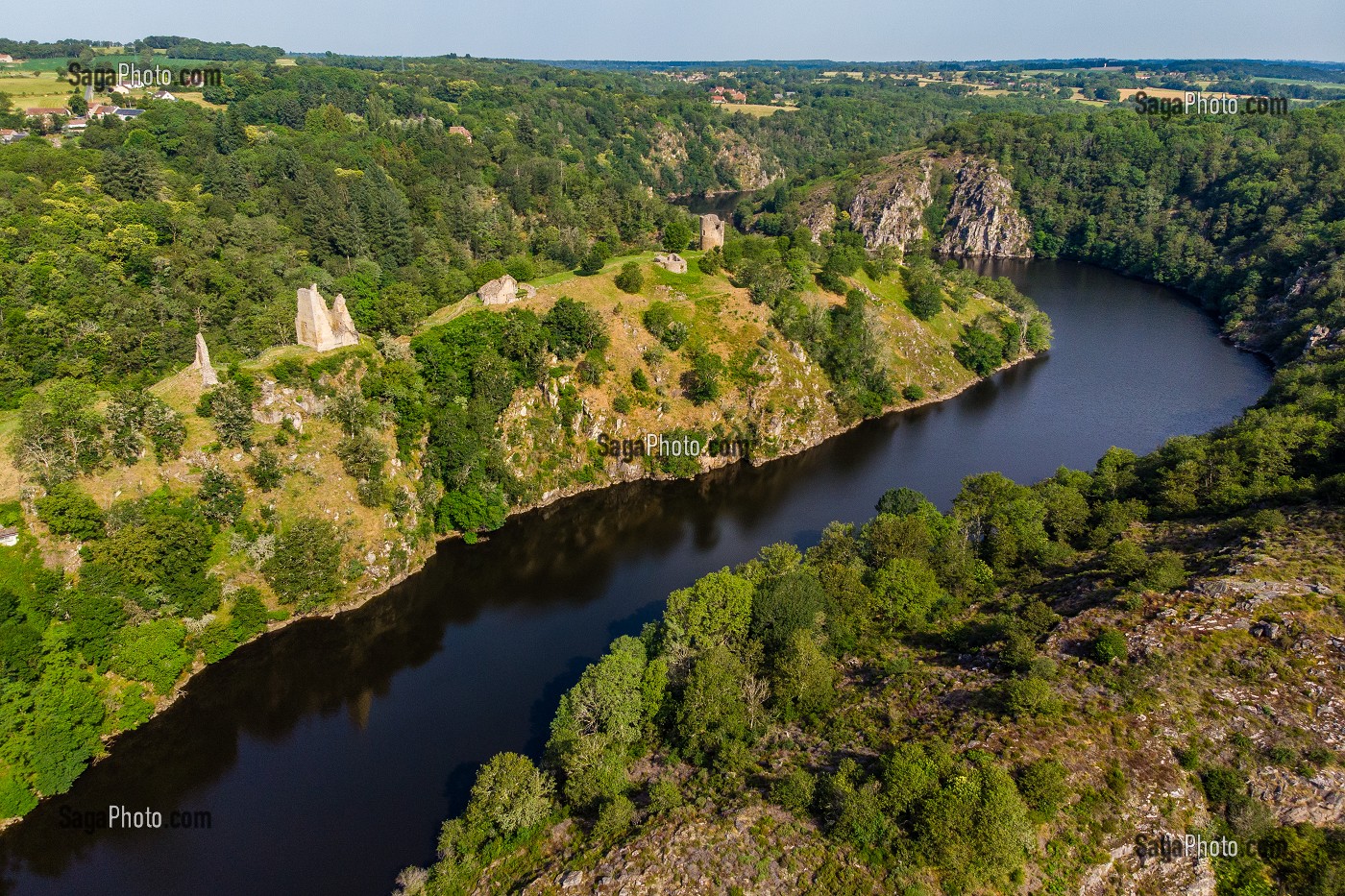 LA CREUSE ET FORTERESSE MEDIEVALE DE CROZANT, (23) CREUSE, LIMOUSIN, NOUVELLE AQUITAINE, FRANCE 