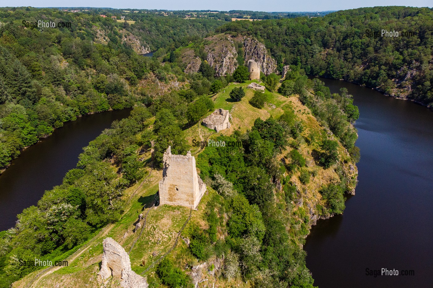 LA CREUSE ET FORTERESSE MEDIEVALE DE CROZANT, (23) CREUSE, NOUVELLE AQUITAINE, FRANCE 