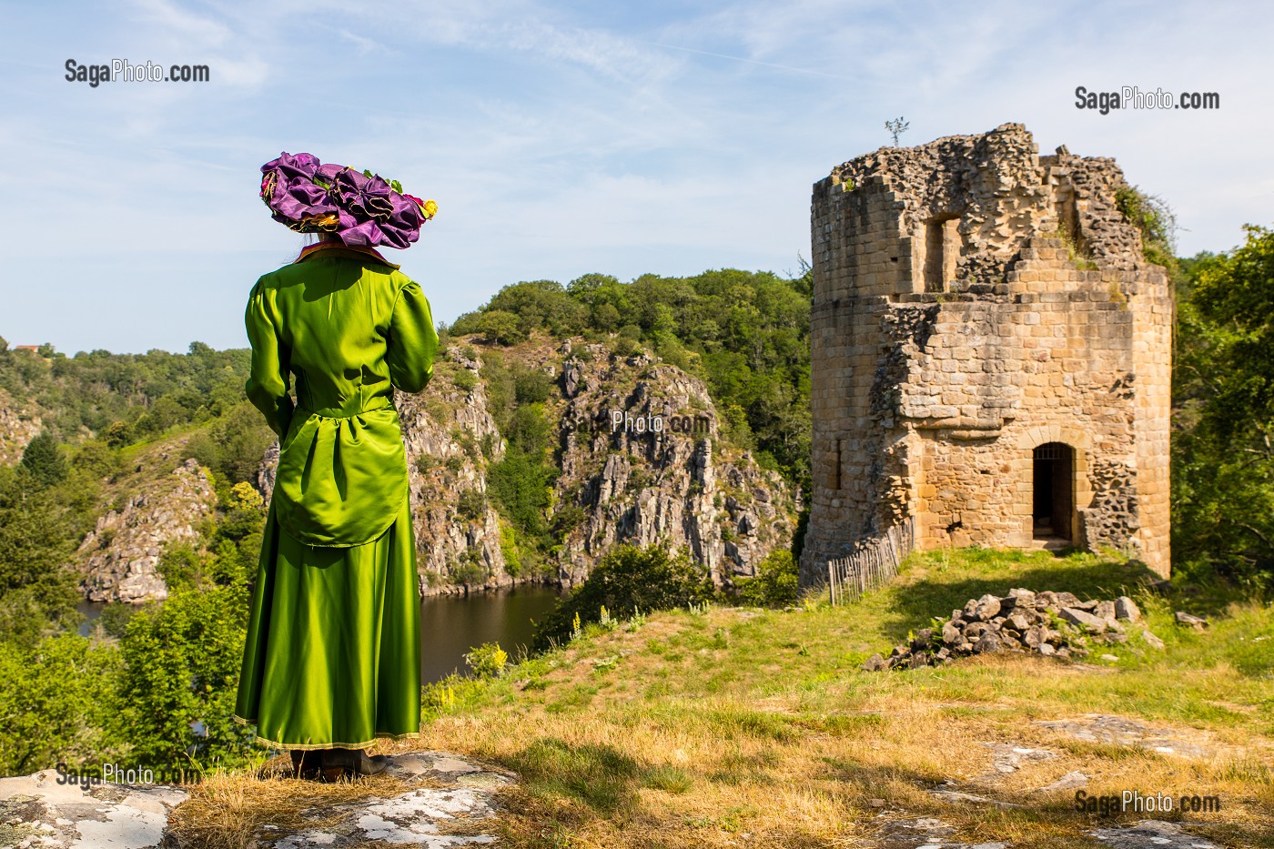 VISITE THEATRALISEE DANS L'ESPRIT DE GEORGES SAND, CHATEAU FORTERESSE MEDIEVALE DE CROZANT, (23) CREUSE, LIMOUSIN, NOUVELLE AQUITAINE, FRANCE 