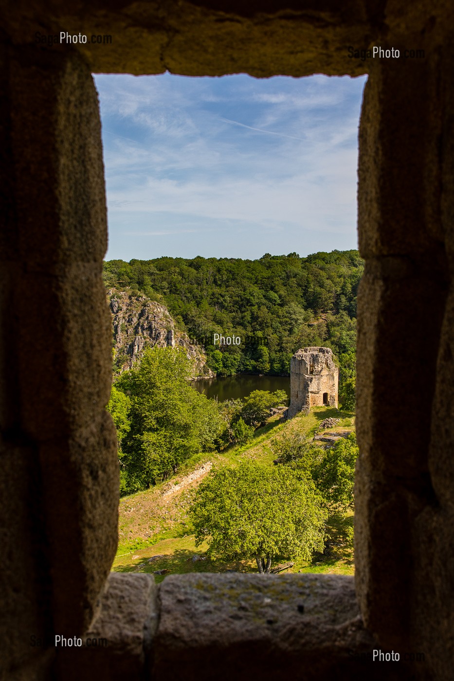 CHATEAU FORTERESSE MEDIEVALE DE CROZANT, (23) CREUSE, NOUVELLE AQUITAINE, FRANCE 