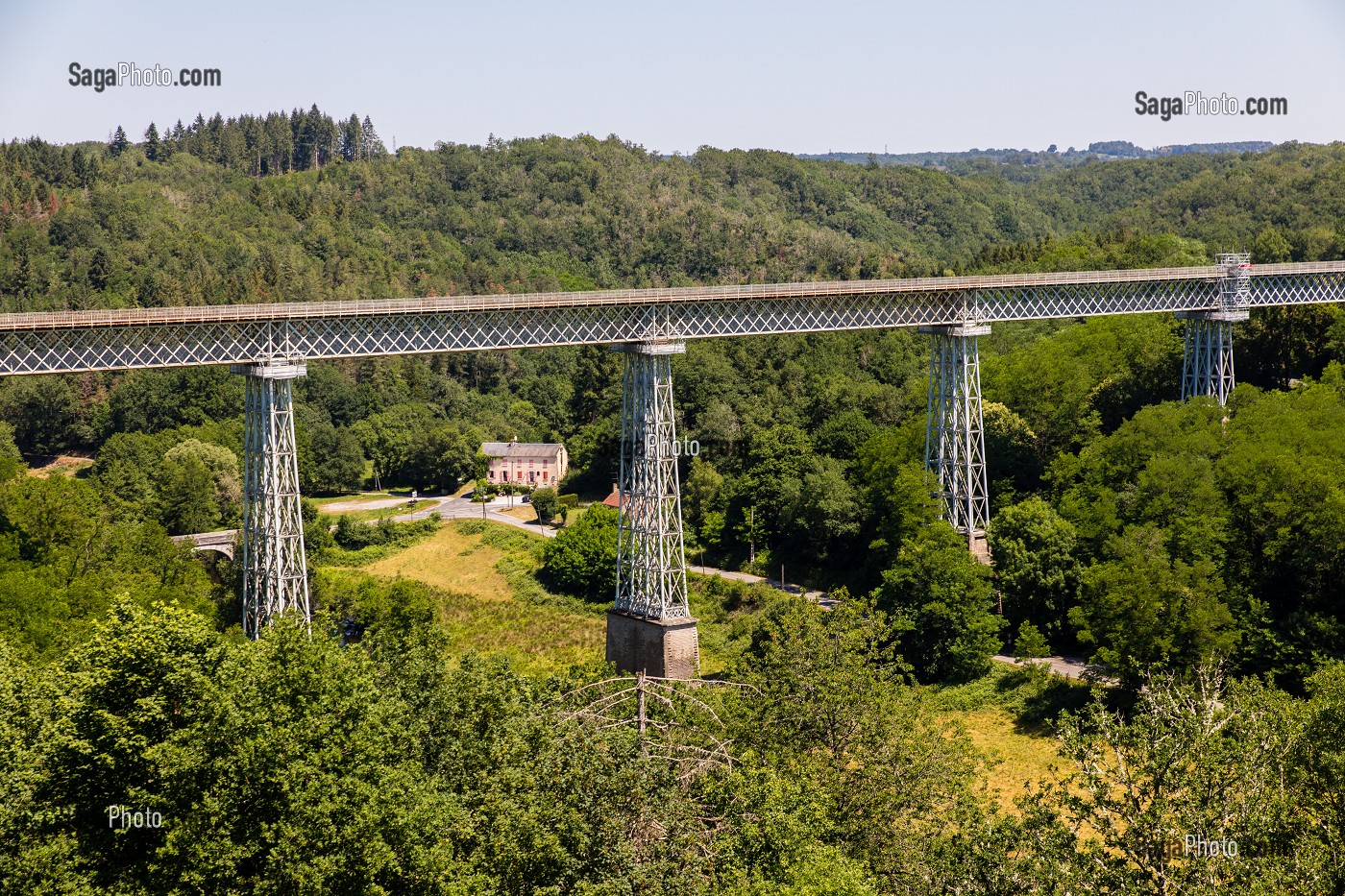 VIADUC FERROVIAIRE DE BUSSEAU SUR CREUSE, (23) CREUSE, LIMOUSIN, NOUVELLE AQUITAINE, FRANCE 