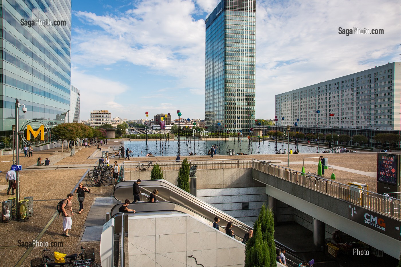 BASSIN DE TAKIS, ŒUVRE DU SCULPTEUR GREC PANAYOTIS VASSILAKIS PLUS CONNU SOUS LE NOM DE TAKIS, ESPLANADE LA DEFENSE, HAUTS-DE-SEINE, ILE-DE-FRANCE, FRANCE 