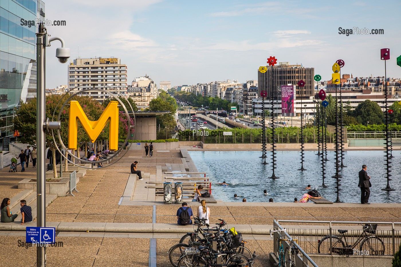 BASSIN DE TAKIS, ŒUVRE DU SCULPTEUR GREC PANAYOTIS VASSILAKIS PLUS CONNU SOUS LE NOM DE TAKIS, ESPLANADE LA DEFENSE, HAUTS-DE-SEINE, ILE-DE-FRANCE, FRANCE 