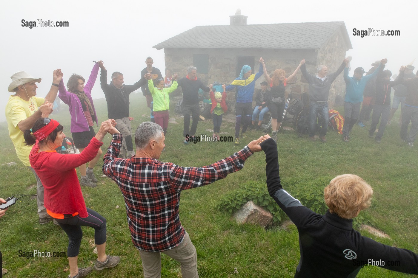 TROUBADE OU TROBADA, TRADITION CATALANE, ASCENSION A PIED DU PIC DU CANIGOU POUR DEPOSER UN FAGOT DE SARMENTS DE VIGNE (66) PYRENEES-ORIENTALES, LANGUEDOC-ROUSSILLON, OCCITANIE 