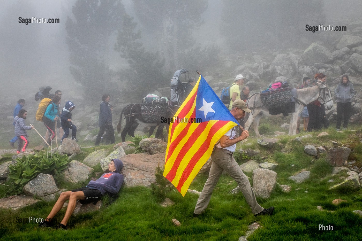 TROUBADE OU TROBADA, TRADITION CATALANE, ASCENSION A PIED DU PIC DU CANIGOU POUR DEPOSER UN FAGOT DE SARMENTS DE VIGNE (66) PYRENEES-ORIENTALES, LANGUEDOC-ROUSSILLON, OCCITANIE 