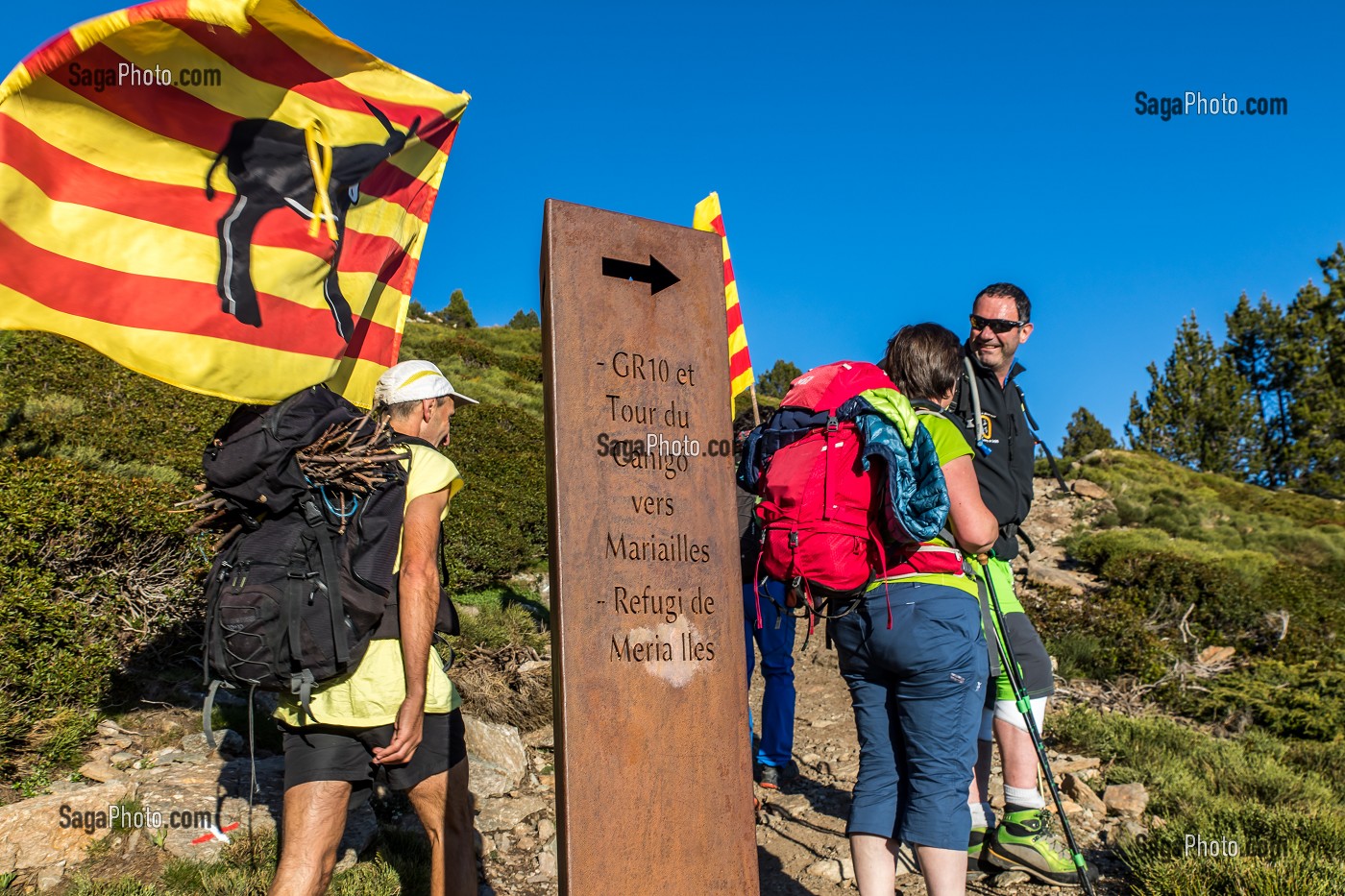 TROUBADE, ASCENSION DU PIC DU CANIGOU POUR DEPOSER UN FAGOT DE SARMENTS DE VIGNE 