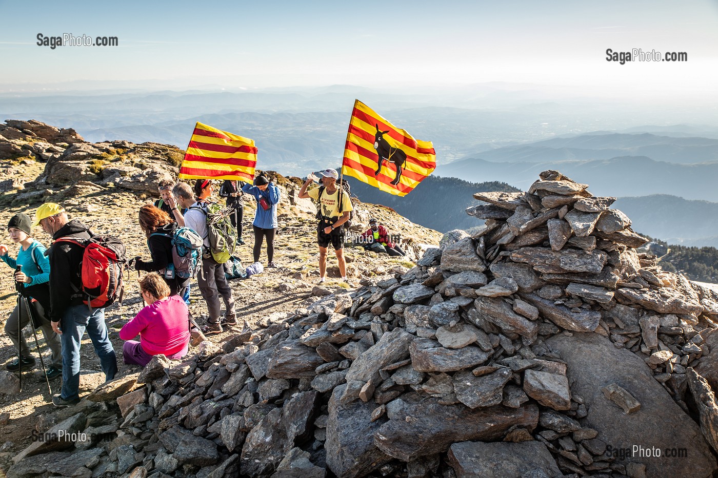 TROUBADE, ASCENSION DU PIC DU CANIGOU POUR DEPOSER UN FAGOT DE SARMENTS DE VIGNE 