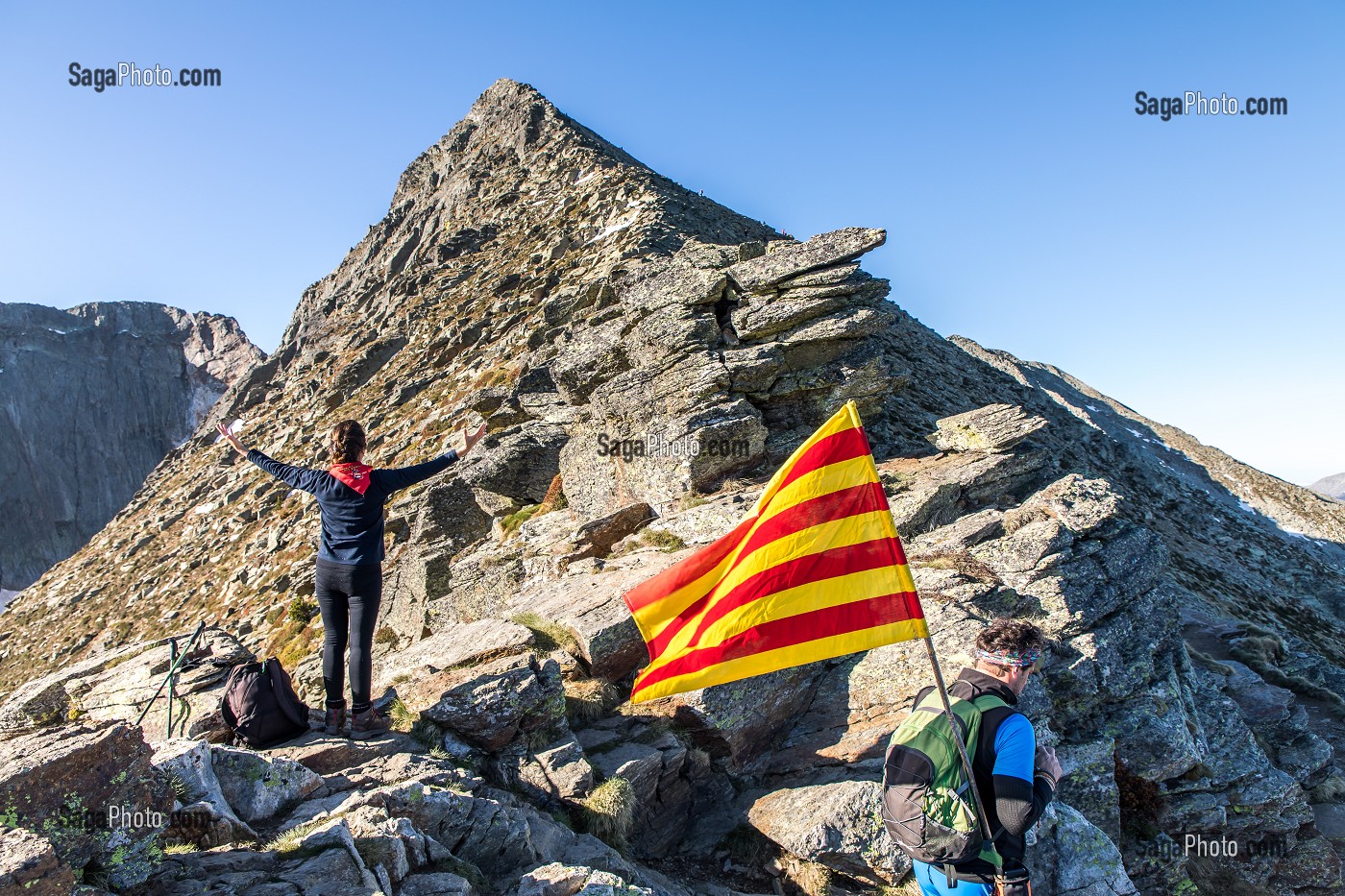 TROUBADE, ASCENSION DU PIC DU CANIGOU POUR DEPOSER UN FAGOT DE SARMENTS DE VIGNE 