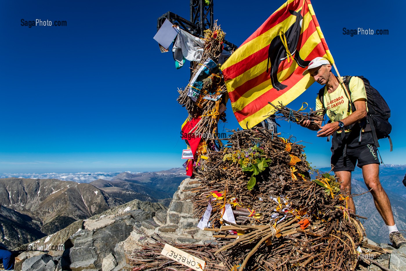 TROUBADE, ASCENSION DU PIC DU CANIGOU POUR DEPOSER UN FAGOT DE SARMENTS DE VIGNE 