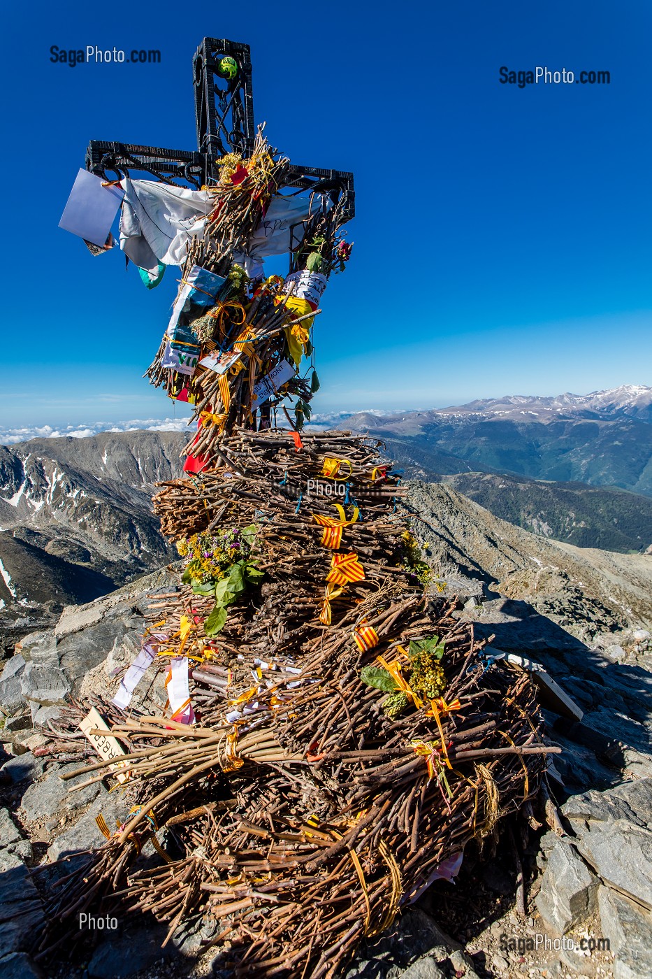 TROUBADE, ASCENSION DU PIC DU CANIGOU POUR DEPOSER UN FAGOT DE SARMENTS DE VIGNE 