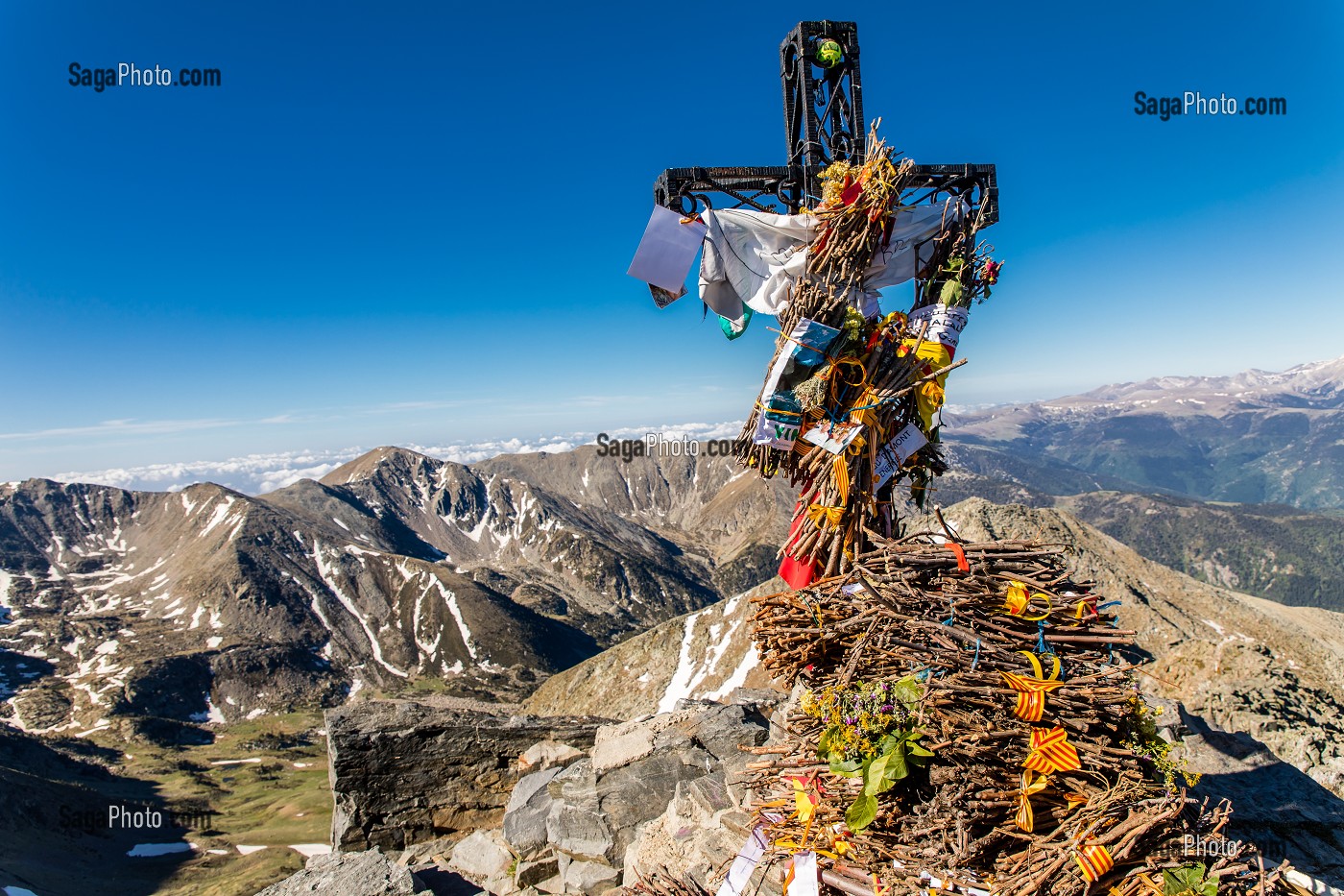 TROUBADE, ASCENSION DU PIC DU CANIGOU POUR DEPOSER UN FAGOT DE SARMENTS DE VIGNE 