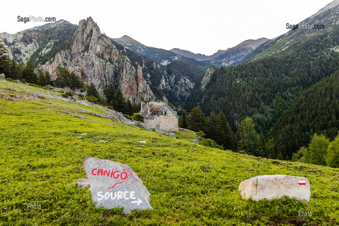 RANDONNEE VERS LE PIC DU CANIGOU DEPUIS LE REFUGE DE MARIAILLES PAR LE CHEMINEE, (66) PYRENEES-ORIENTALES, LANGUEDOC-ROUSSILLON, OCCITANIE 