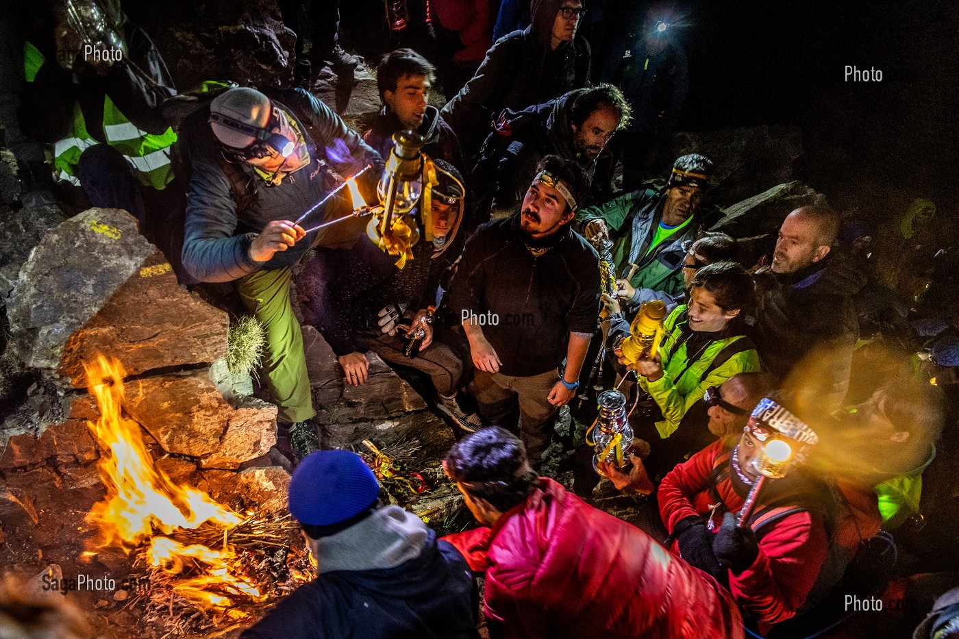 LA VEILLE DE LA SAINT JEAN, LA FLAMME QUI A BRULE TOUTE L'ANNEE A PERPIGNAN EST AMENEE AU SOMMET DU CANIGOU POUR ALLUMER UN BRASIER, PYRENEES-ORIENTALES, LANGUEDOC-ROUSSILLON, OCCITANIE 