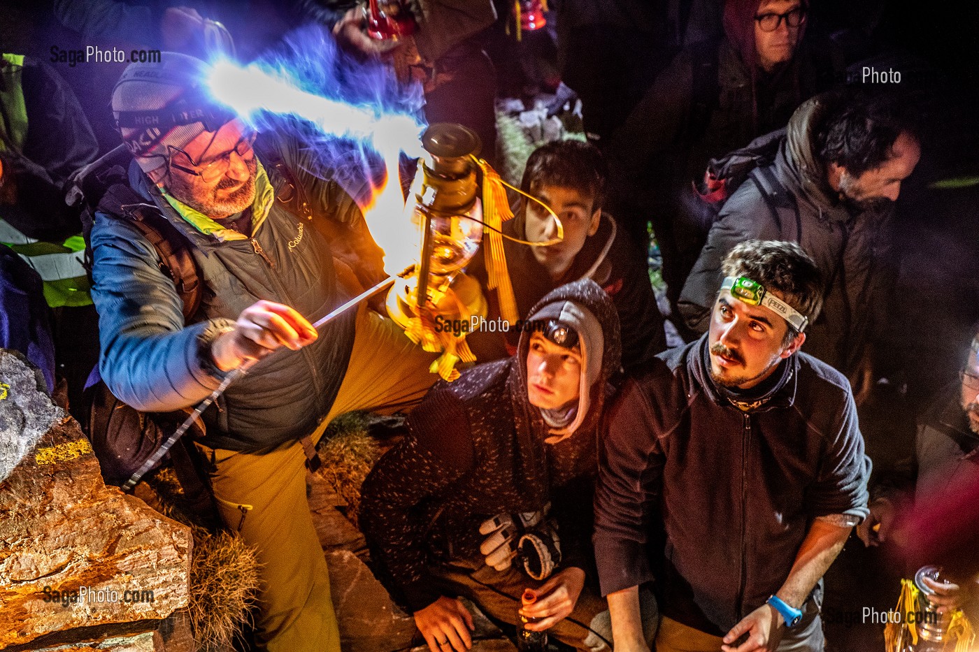 LA VEILLE DE LA SAINT JEAN, LA FLAMME QUI A BRULE TOUTE L'ANNEE A PERPIGNAN EST AMENEE AU SOMMET DU CANIGOU POUR ALLUMER UN BRASIER, PYRENEES-ORIENTALES, LANGUEDOC-ROUSSILLON, OCCITANIE 