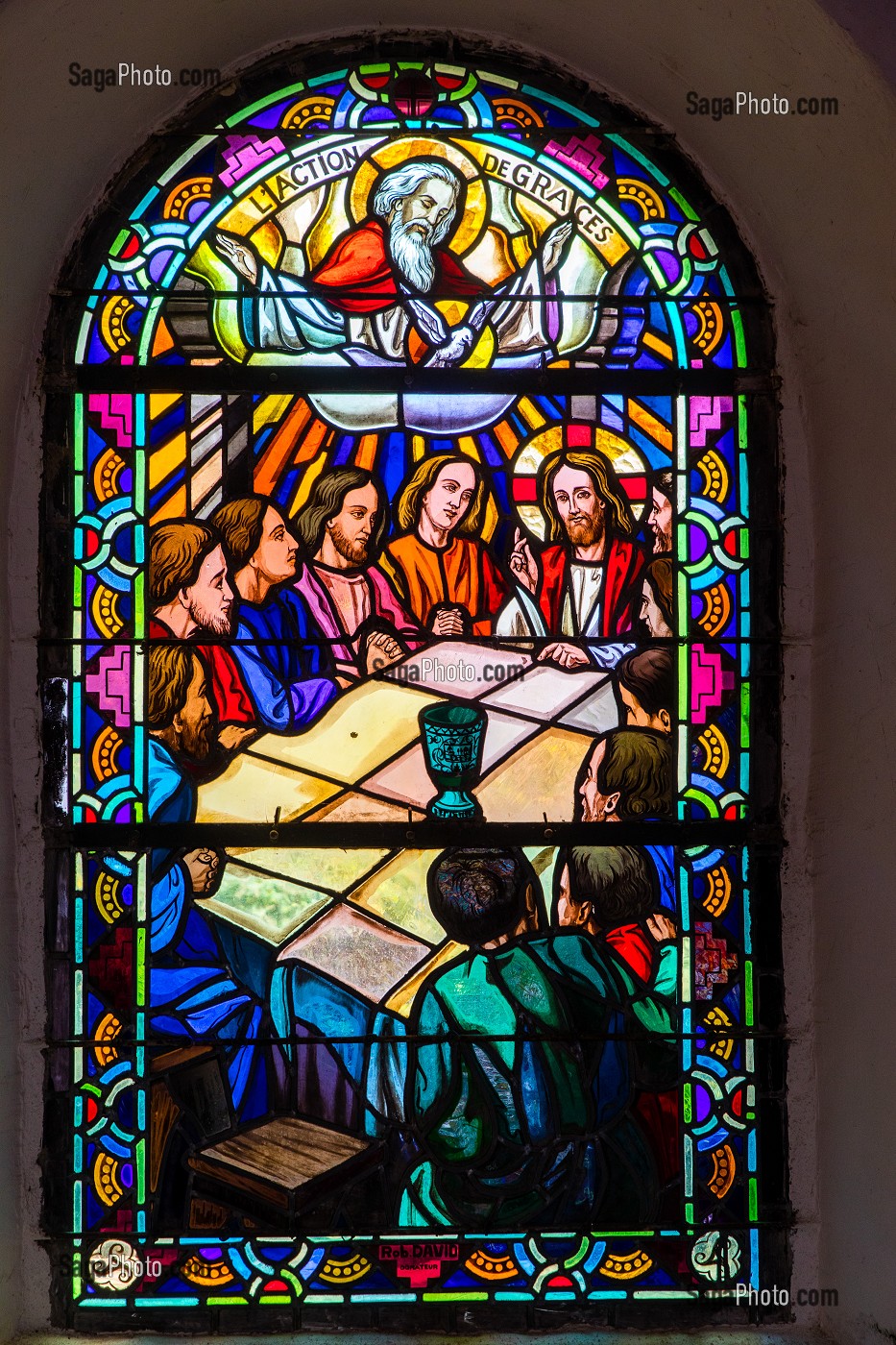 VITRAIL, SCENE DE L'ACTION DE GRACE, EGLISE DU GRAAL, TREHORENTEUC (35), BRETAGNE, FRANCE 