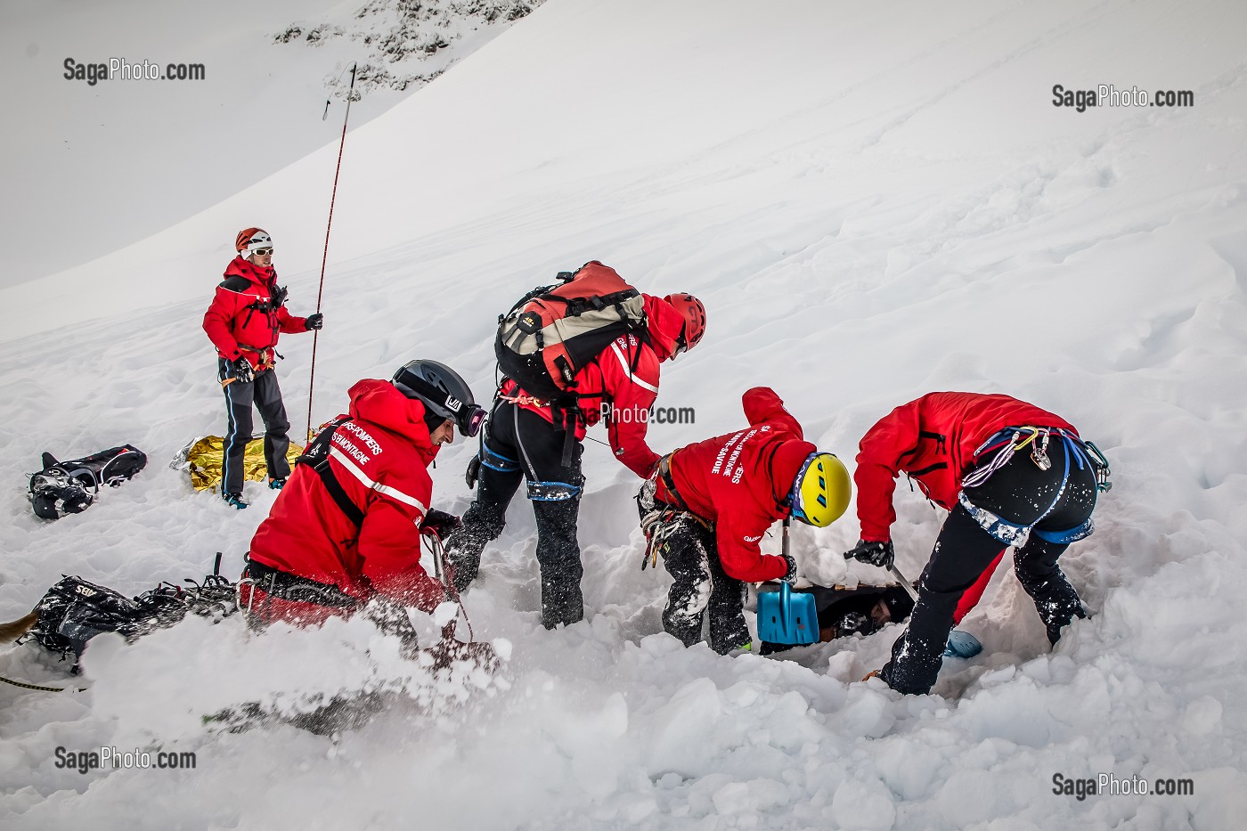 DEGAGEMENT D'UNE VICTIME ENSEVELI, EXERCICE NATIONAL SAPEURS-POMPIERS DE SECOURS EN AVALANCHE, COL DU LAUTARET, HAUTES ALPES (05) 