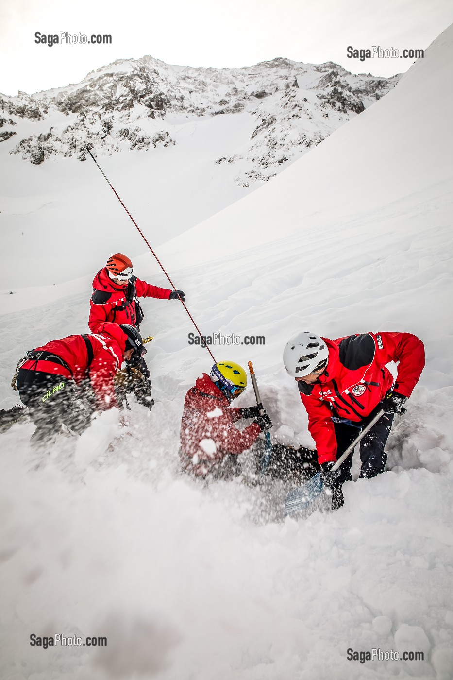 DEGAGEMENT D'UNE VICTIME ENSEVELI, EXERCICE NATIONAL SAPEURS-POMPIERS DE SECOURS EN AVALANCHE, COL DU LAUTARET, HAUTES ALPES (05) 