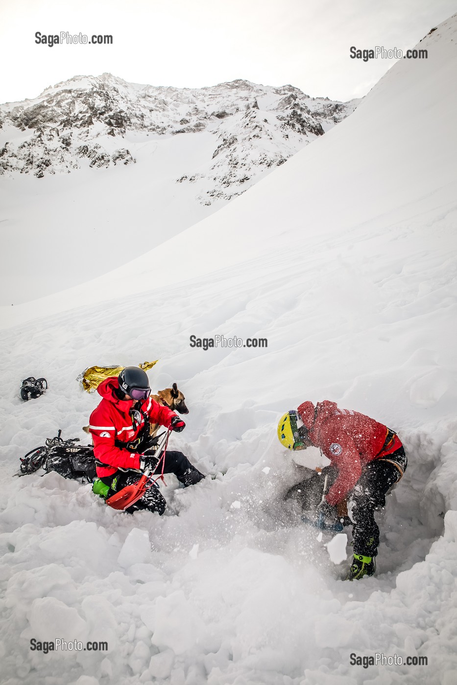 DEGAGEMENT D'UNE VICTIME ENSEVELI, EXERCICE NATIONAL SAPEURS-POMPIERS DE SECOURS EN AVALANCHE, COL DU LAUTARET, HAUTES ALPES (05) 