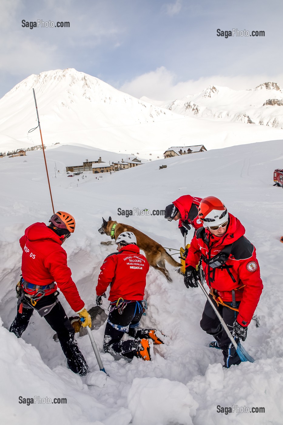 DEGAGEMENT D'UNE VICTIME ENSEVELI, EXERCICE NATIONAL SAPEURS-POMPIERS DE SECOURS EN AVALANCHE, COL DU LAUTARET, HAUTES ALPES (05) 