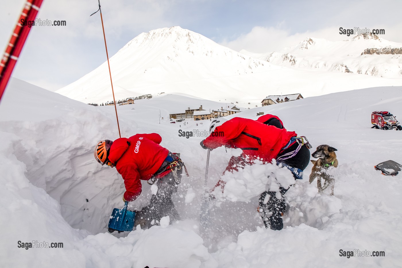 DEGAGEMENT D'UNE VICTIME ENSEVELI, EXERCICE NATIONAL SAPEURS-POMPIERS DE SECOURS EN AVALANCHE, COL DU LAUTARET, HAUTES ALPES (05) 