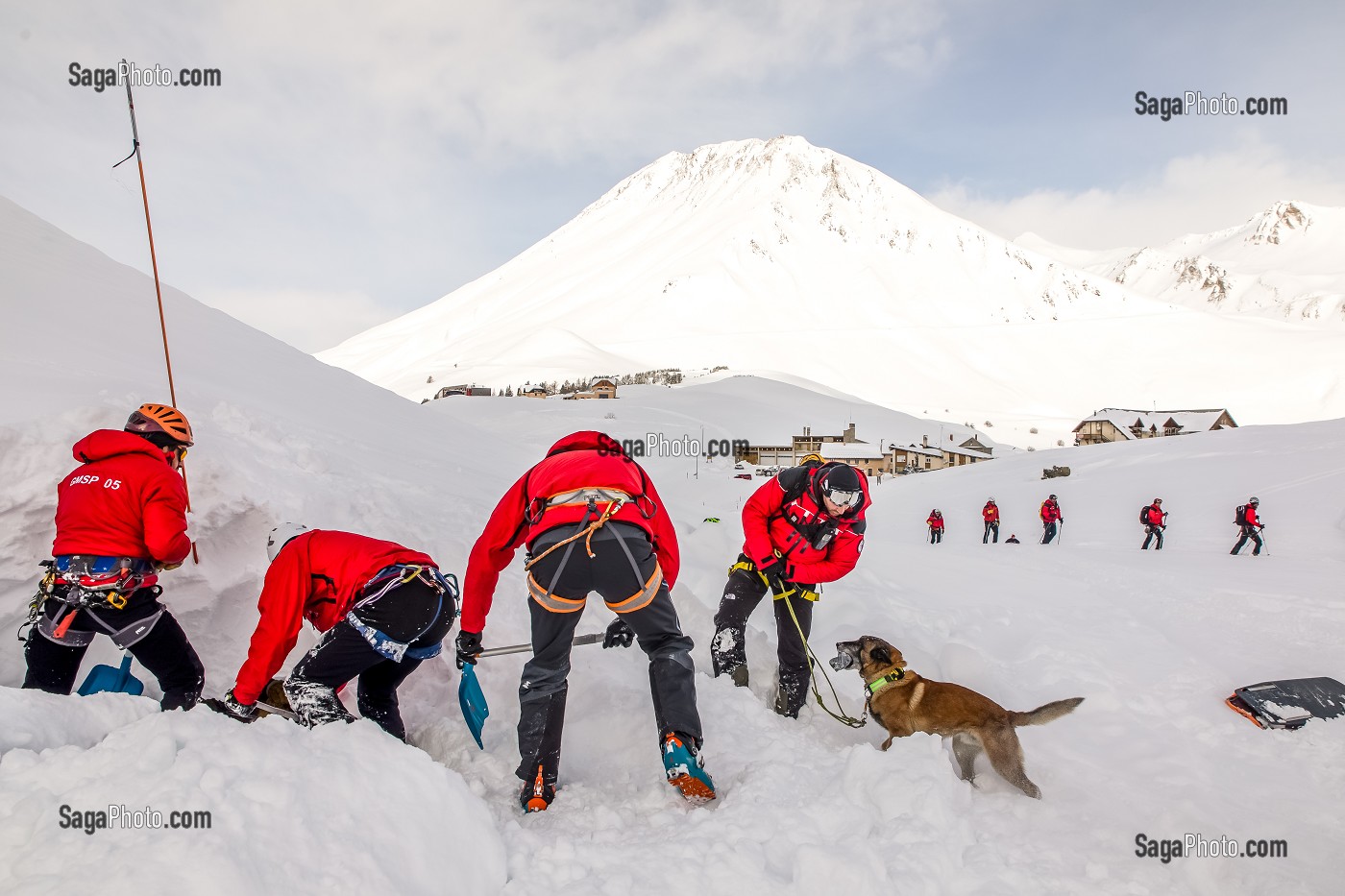 DEGAGEMENT D'UNE VICTIME ENSEVELI, EXERCICE NATIONAL SAPEURS-POMPIERS DE SECOURS EN AVALANCHE, COL DU LAUTARET, HAUTES ALPES (05) 