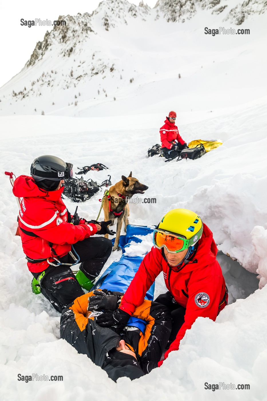 CONDITIONNEMENT DE VICTIME D'AVALANCHE, EXERCICE NATIONAL SAPEURS-POMPIERS DE SECOURS EN AVALANCHE, COL DU LAUTARET, HAUTES ALPES (05) 