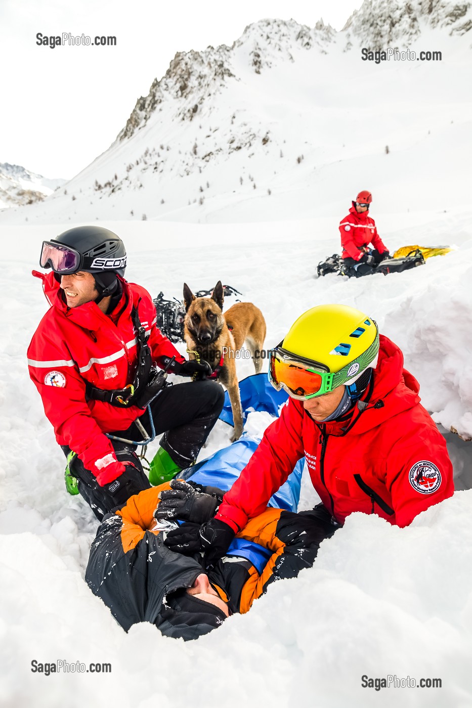 CONDITIONNEMENT DE VICTIME D'AVALANCHE, EXERCICE NATIONAL SAPEURS-POMPIERS DE SECOURS EN AVALANCHE, COL DU LAUTARET, HAUTES ALPES (05) 