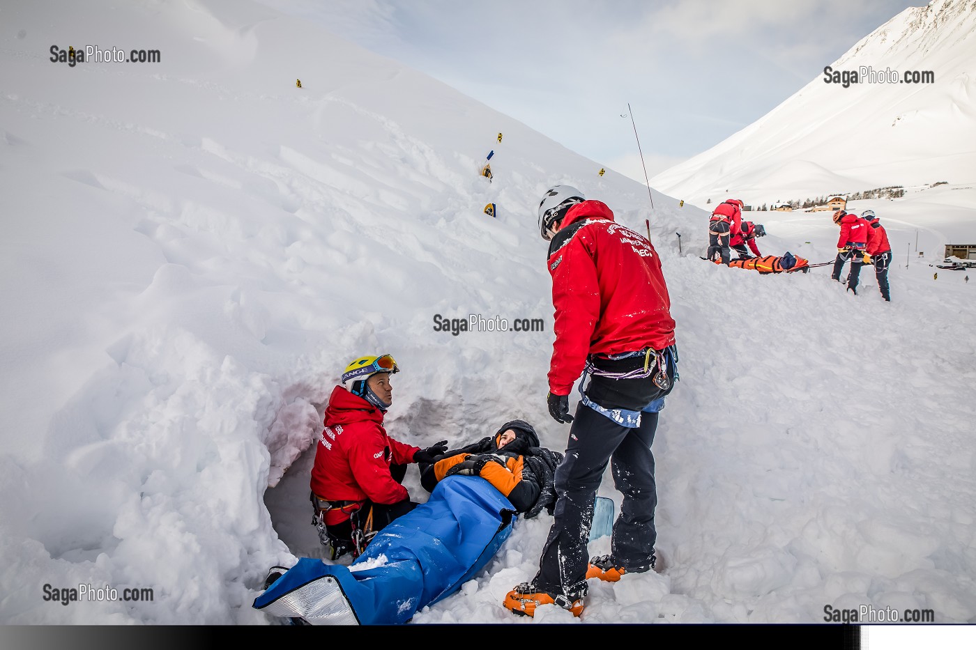 CONDITIONNEMENT DE VICTIME D'AVALANCHE, EXERCICE NATIONAL SAPEURS-POMPIERS DE SECOURS EN AVALANCHE, COL DU LAUTARET, HAUTES ALPES (05) 