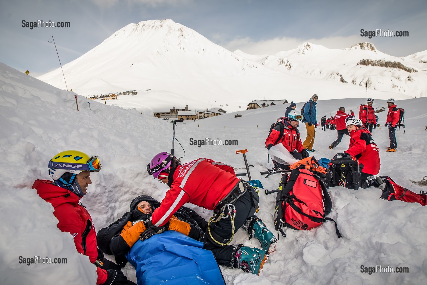 CONDITIONNEMENT DE VICTIME D'AVALANCHE, EXERCICE NATIONAL SAPEURS-POMPIERS DE SECOURS EN AVALANCHE, COL DU LAUTARET, HAUTES ALPES (05) 