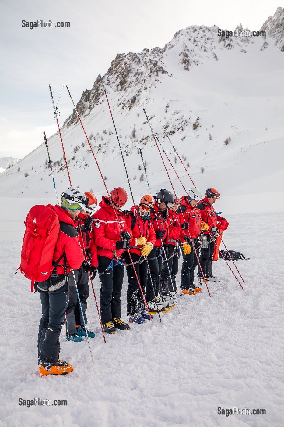 BINOME MAITRE-CHIEN D'AVALANCHE DE RECHERCHE DE VICTIME DANS UNE AVALANCHE, EXERCICE NATIONAL SAPEURS-POMPIERS DE SECOURS EN AVALANCHE, COL DU LAUTARET, HAUTES ALPES (05) 