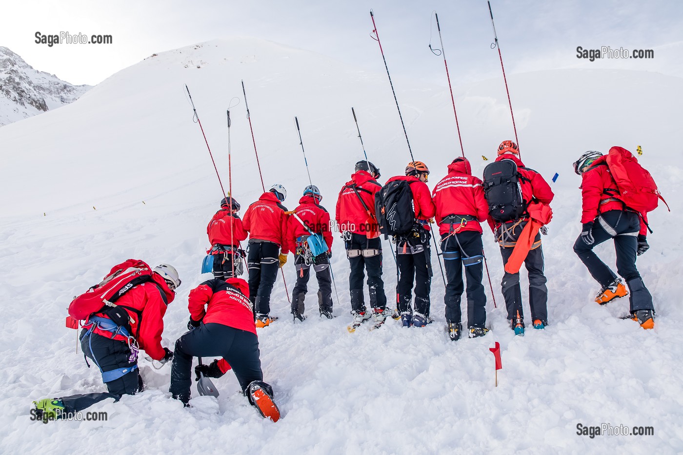 VAGUE DE SONDEURS, SECOURISTES, EXERCICE NATIONAL SAPEURS-POMPIERS DE SECOURS EN AVALANCHE, COL DU LAUTARET, HAUTES ALPES (05) 