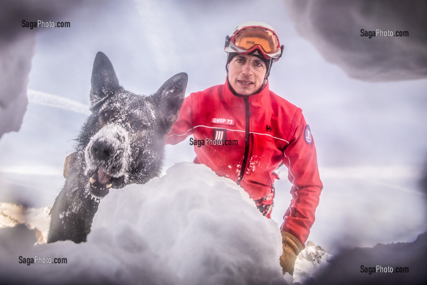 BINOME MAITRE-CHIEN D'AVALANCHE DE RECHERCHE DE VICTIME DANS UNE AVALANCHE, EXERCICE NATIONAL SAPEURS-POMPIERS DE SECOURS EN AVALANCHE, COL DU LAUTARET, HAUTES ALPES (05) 