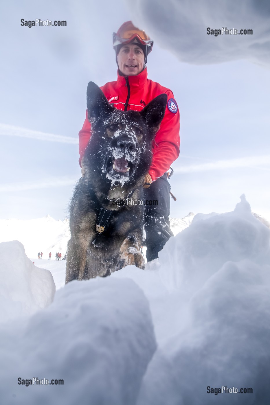 BINOME MAITRE-CHIEN D'AVALANCHE DE RECHERCHE DE VICTIME DANS UNE AVALANCHE, EXERCICE NATIONAL SAPEURS-POMPIERS DE SECOURS EN AVALANCHE, COL DU LAUTARET, HAUTES ALPES (05) 