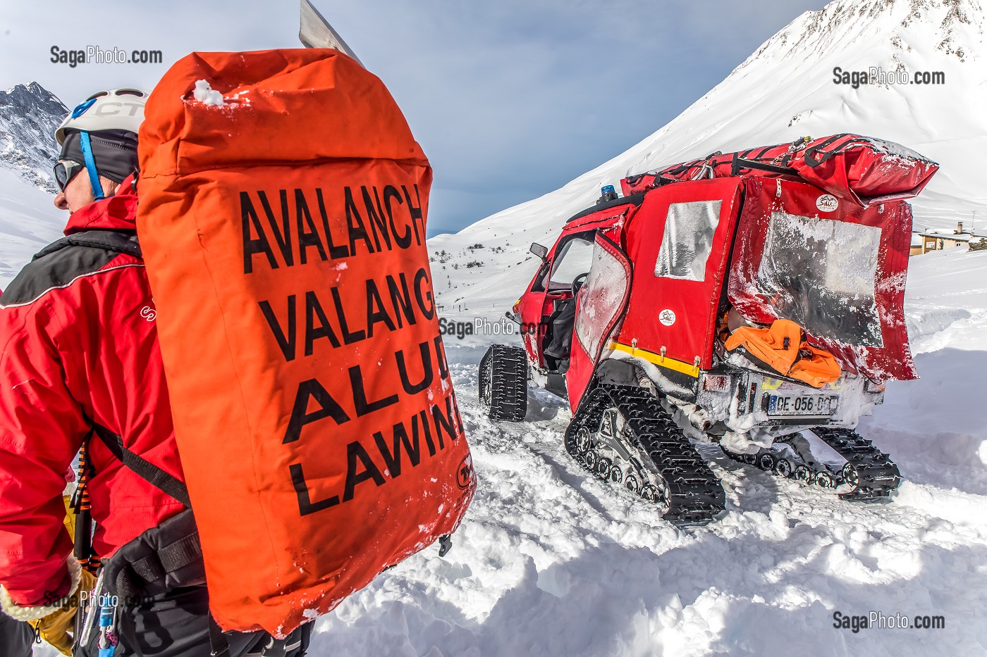 SECOURISTE AVEC SAC AVALANCHE, UNITE LEGERE DE SECOURS A CHENILLES, ULS, EXERCICE NATIONAL SAPEURS-POMPIERS DE SECOURS EN AVALANCHE, COL DU LAUTARET, HAUTES ALPES (05) 