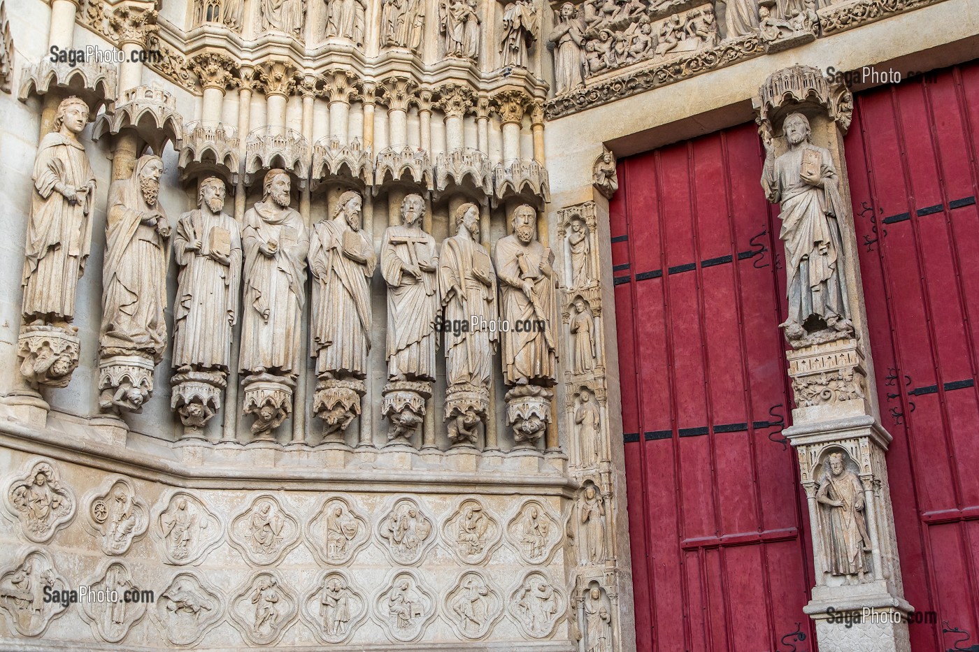 STATUES DANS L'EMBRASEMENT ET LE PIEDROIT GAUCHE DU PORTAIL CENTRAL AVEC LE 'BEAU DIEU', TRUMEAU DE LA PORTE CENTRAL, CATHEDRALE NOTRE DAME D'AMIENS, SOMME, PICARDIE, HAUT DE FRANCE 