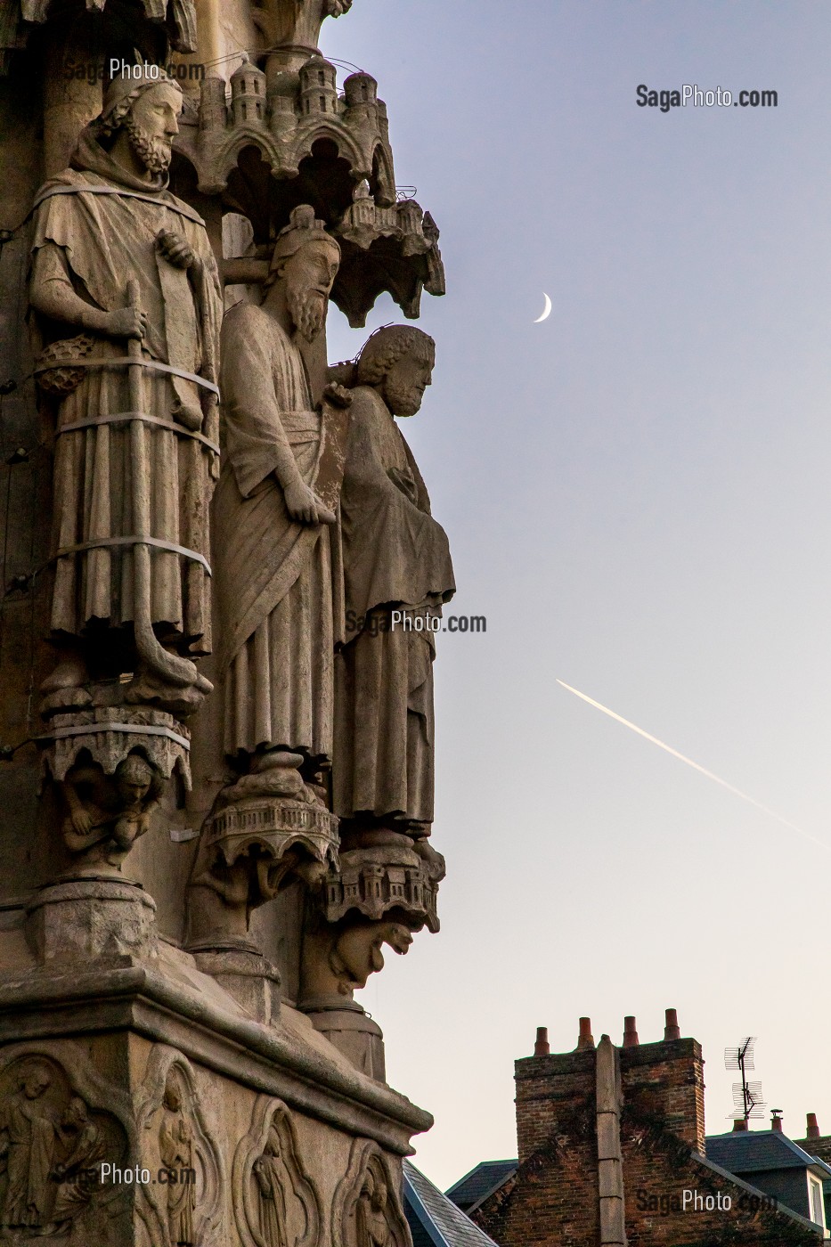 STATUES SUR LA FACADE DE LA CATHEDRALE NOTRE DAME D'AMIENS, SOMME, PICARDIE, HAUT DE FRANCE 