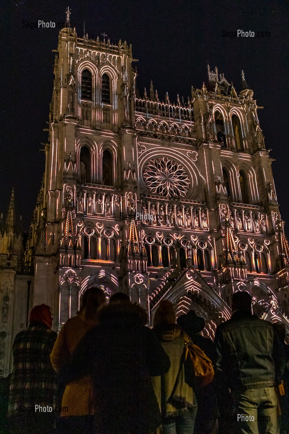 SPECTACLE MONUMENTAL CHROMA SUR LA FACADE DE LA CATHEDRALE NOTRE DAME D'AMIENS, SOMME, PICARDIE, HAUT DE FRANCE 