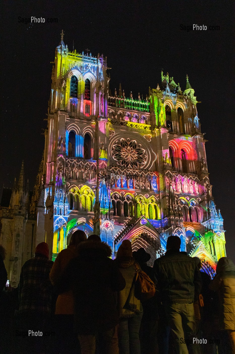 SPECTACLE MONUMENTAL CHROMA SUR LA FACADE DE LA CATHEDRALE NOTRE DAME D'AMIENS, SOMME, PICARDIE, HAUT DE FRANCE 