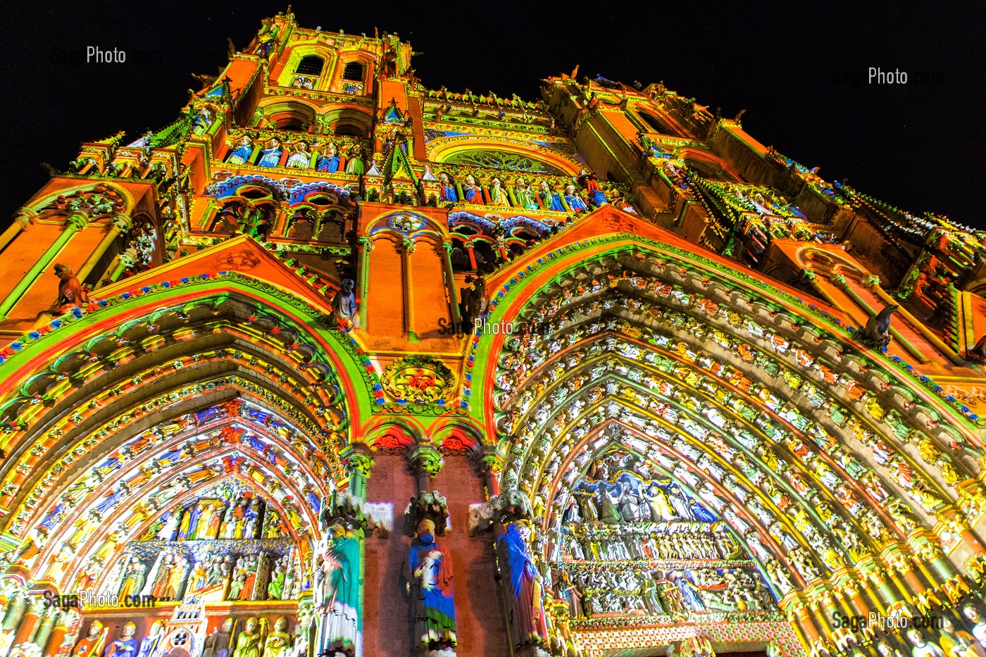 SPECTACLE MONUMENTAL CHROMA SUR LA FACADE DE LA CATHEDRALE NOTRE DAME D'AMIENS, SOMME, PICARDIE, HAUT DE FRANCE 