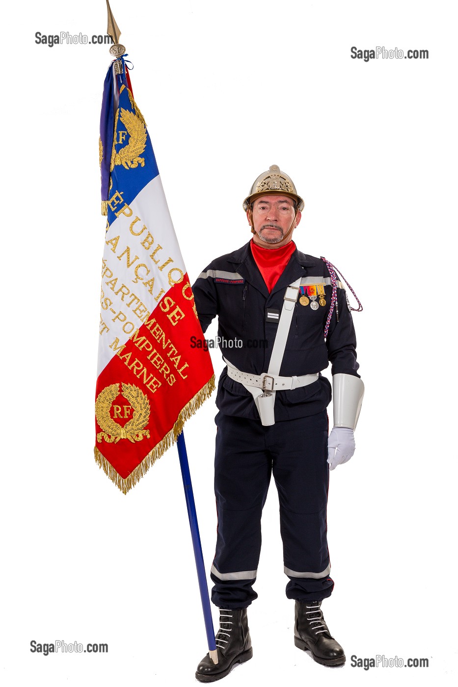 TENUE DE PORTE DRAPEAU SAPEURS POMPIERS ET DRAPEAU DU CORPS DEPARTEMENTAL, SDIS 77, MELUN, SEINE ET MARNE, ILE DE FRANCE 